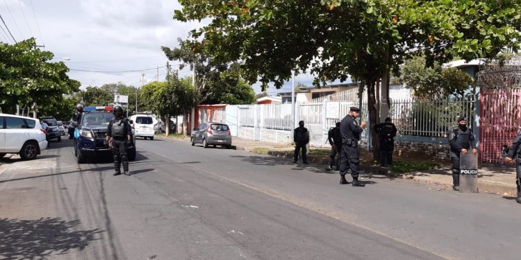 Policía de Daniel Ortega pasó de hostigar a resguardar la sede de CxL