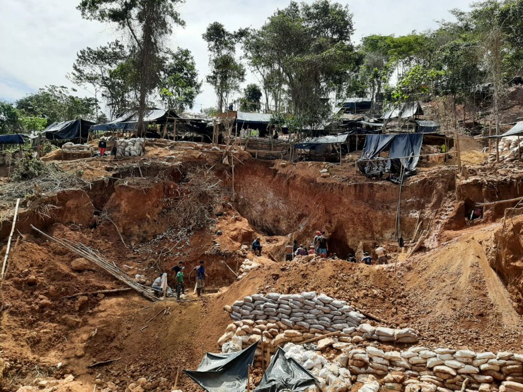 Dos fallecidos y tres lesionados tras derrumbe en mina artesanal en San Carlos