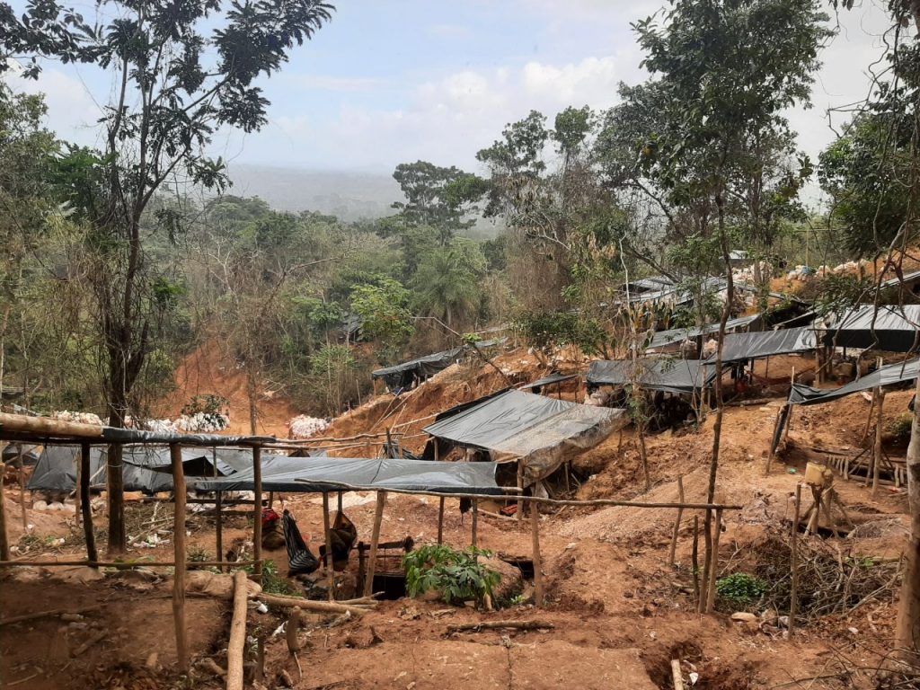 Artisanal mining in the buffer zone of the Indio Maíz Biological Reserve.  Photo: Open Editorial.