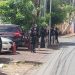 Dictadura Ortega-Murillo refuerza presencia policial en Fiscalía ante comparecencia de periodistas y líderes opositores. Foto: N. Miranda/Artículo 66.