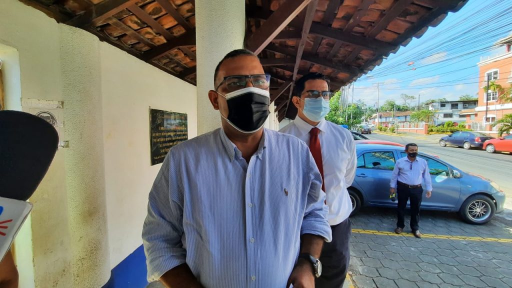 Periodista Octavio Enríquez al llegar a la Fiscalía: «No nos van a callar». Foto: Artículo 66/ Noel Miranda.