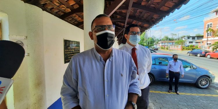Periodista Octavio Enríquez al llegar a la Fiscalía: «No nos van a callar». Foto: Artículo 66/ Noel Miranda.