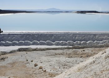 Un camión trabaja en las piscinas de evaporación de sal de la Sociedad Chilena del Litio, en el Salar de Atacama, Chile, de donde se extrae la mayor parte del litio en el país. EFE/Ariel Marinkovic/Archivo