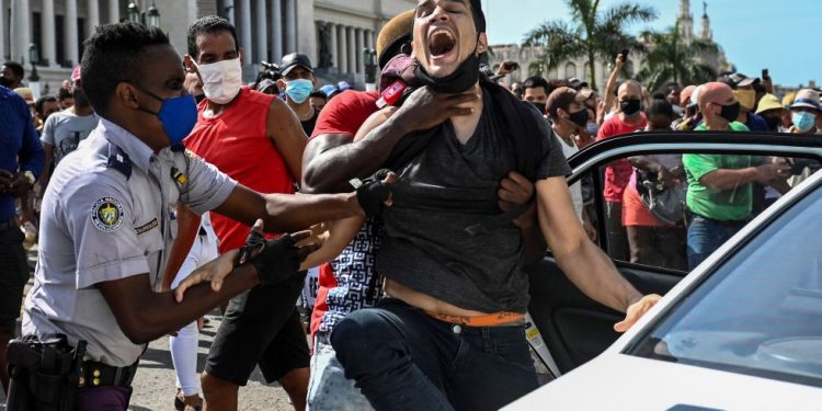 Régimen cubano corta internet para ocultar protestas. Estados unidos advierte que se deben respetar a manifestantes. Foto: El Mundo.
