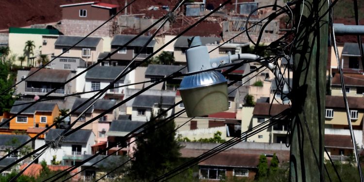 Fotografía de una farola de luz pública hoy, en una colonia de la ciudad de Tegucigalpa (Honduras). EFE/ Gustavo Amador