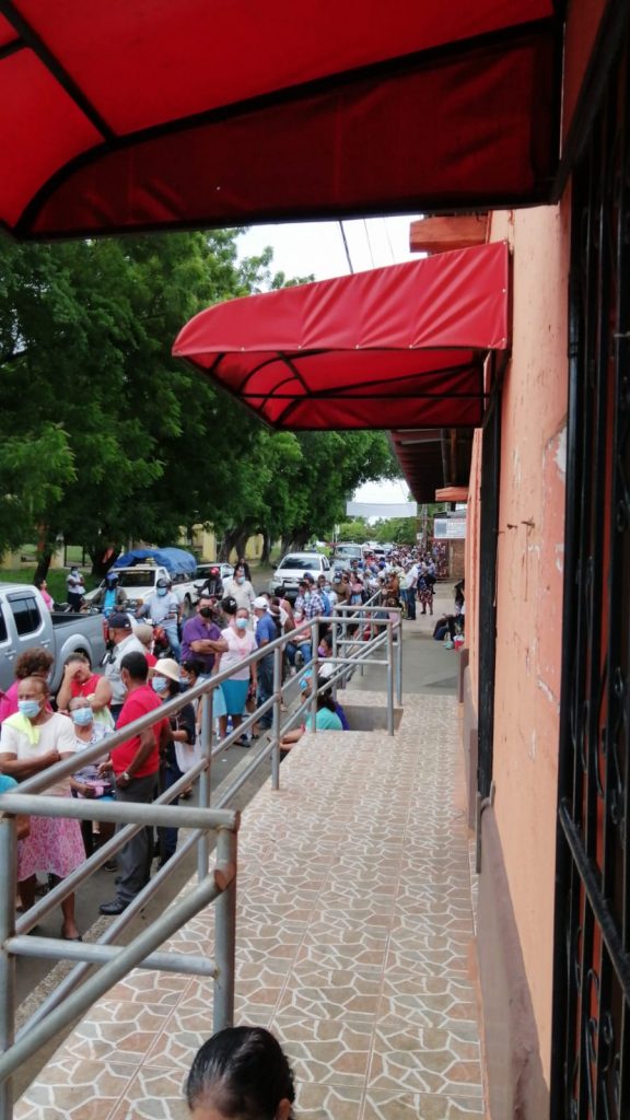 Aglomeración en centro de salud León por jornada «desordenada»  de vacunación contra el COVID-19