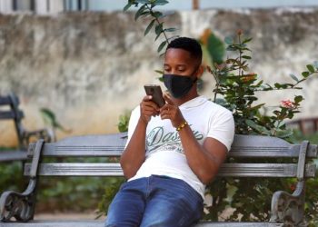 Un hombre usa su teléfono celular en La Habana (Cuba). EFE/Yander Zamora/Archivo
