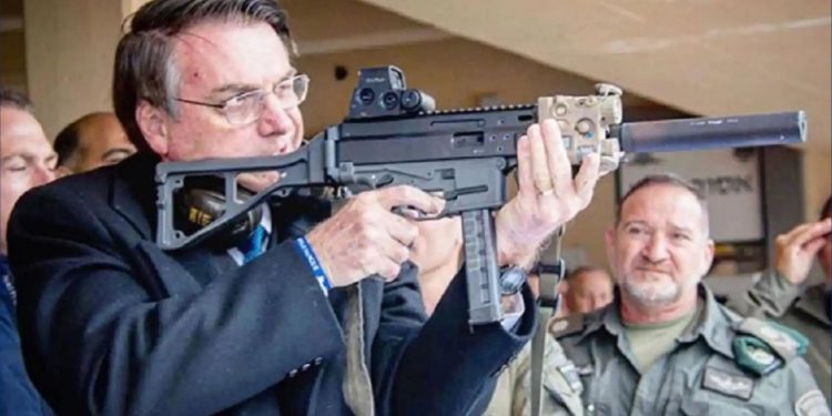 Bolsonaro dice que todos deberían comprar un fusil para no ser "esclavizados". Foto: Internet.