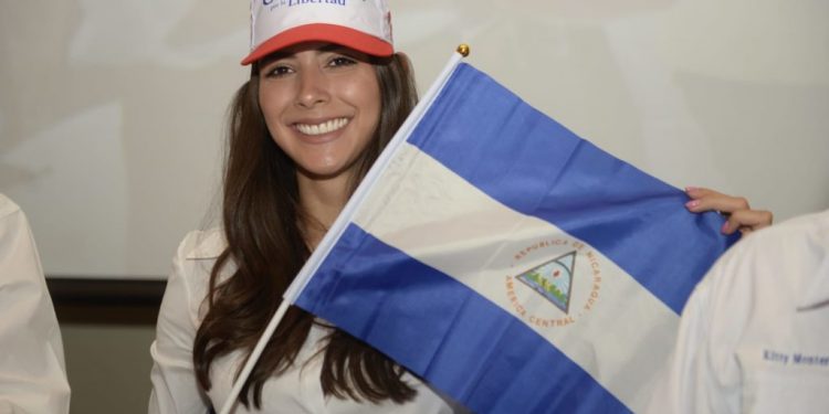 Orteguistas van por la cabeza de la exmiss Nicaragua y candidata a la Vicepresidencia de CxL, Berenice Quezada. Foto: La Prensa.