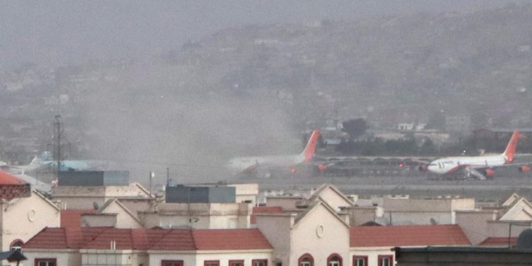 Humo de la explosión frente al aeropuerto internacional Hamid Karzai, en Kabul, Afganistán. Foto: Artículo 66 / EFE