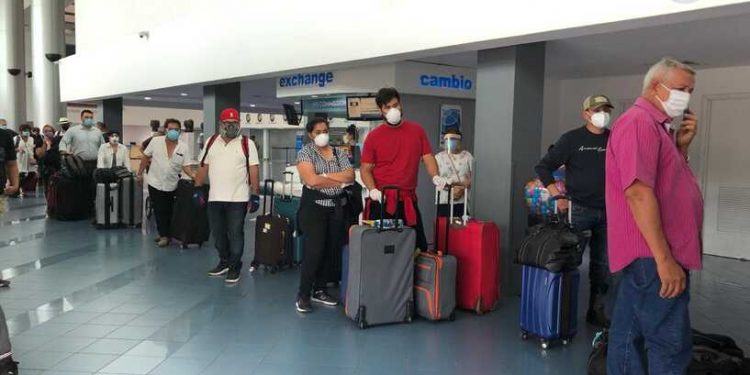 Las personas que viajan desde Nicaraga tendrán que llenar un formulario en línea con sus datos personales para que régimen apruebe su salida. Foto: Internet.