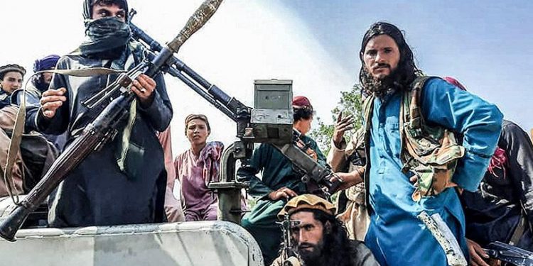 Talibanes vuelven a apoderarse de Afganistán 20 años después de haber sido derrocados por invasión de EE.UU.. Foto: El País.