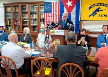 Empresarios exiliados: «No invertiremos en Cuba mientras esté en el poder el régimen del terror». Foto: EFE.