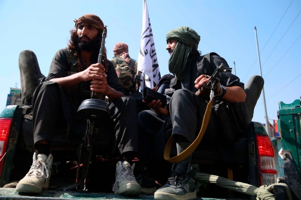 Talibanes van por la cabeza de quienes trabajaron con EE.UU. y la OTAN