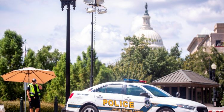 La Policía negocia con un hombre que dice tener una bomba cerca del Congreso de EE.UU. Foto: EFE.
