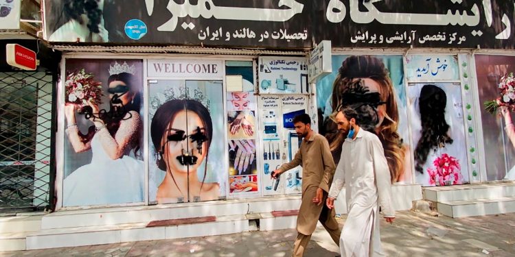 Las mujeres afganas no se fían de los talibanes. Foto: EFE.