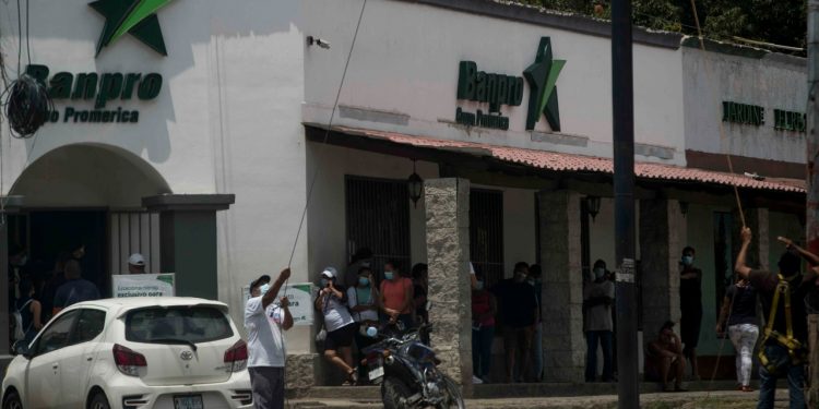 Ortega impondrá mordaza a los bancos y sus empleados. Foto: EFE.