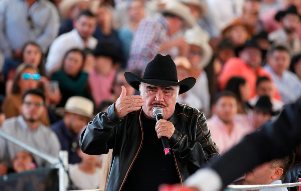 Vicente Fernández  en terapia intensiva y es alimentado por una sonda