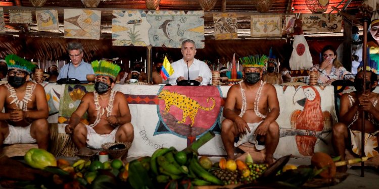 Los indígenas "no son objetos decorativos", le recuerdan al presidente de Colombia. Foto: EFE.