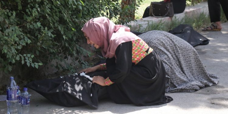 Una mujer llora la muerte de un familiar en las inmediaciones de un hospital en Kabul, este viernes. EFE/EPA/STRINGER