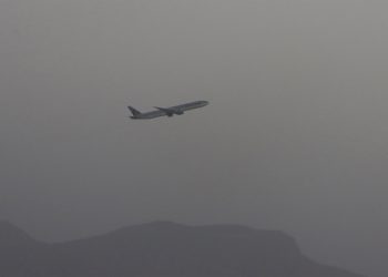 Un vuelo de Qatar Airways despega al reanudarse las operaciones de vuelo internacional en el Aeropuerto Internacional Hamid Karzai en Kabul, Afganistán. EFE / EPA / STRINGER