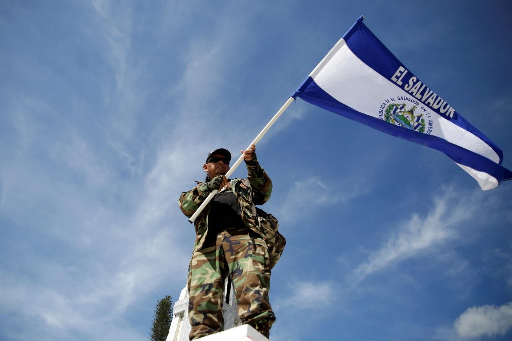 Un veterano militar protesta hoy en contra del uso del bitcóin como forma de pago, en San Salvador (El Salvador). EFE/Rodrigo Sura