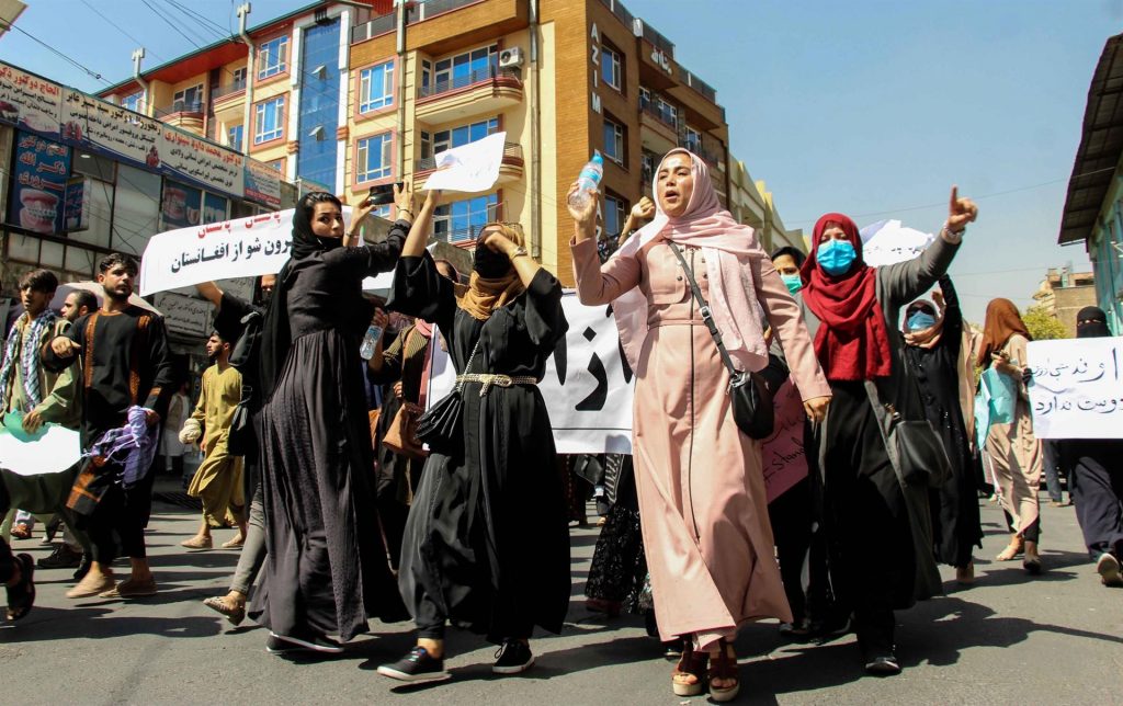 La ONU denuncia ataques a la mujer y pone en duda promesas de los talibanes