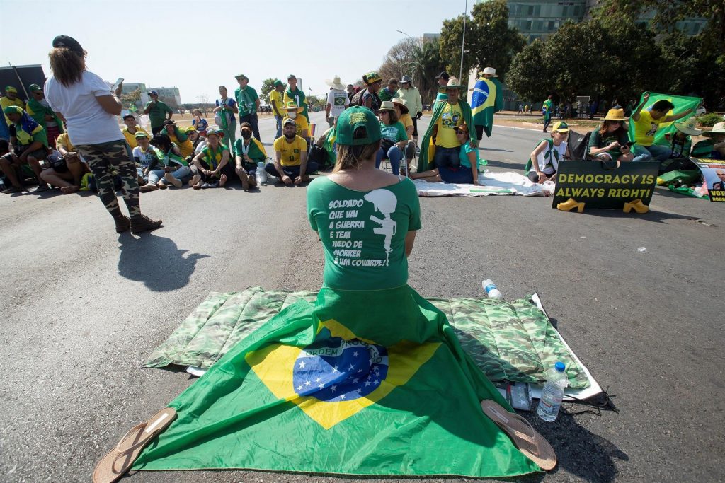 Grupos de camioneros bloquean la Explanada de Ministerios en apoyo al presidente de Brasil, Jair Bolsonaro, hoy, en Brasilia (Brasil). EFE/ Joédson Alves