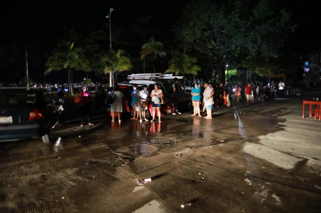 Residentes fueron registrados este martes al salir de sus viviendas, luego de que un sismo de 7.1 grados sacudiera el centro y sur de México, en el balneario de Acapulco (estado mexicano de Guerrero). EFE/David Guzmán