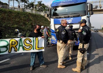 Varios policías garantizan la apertura de la autopista Regis Bitencourt tras la protesta de camioneros a favor del presidente Jair Bolsonaro hoy, a una distancia aproximada de 30 kilómetros de Sao Paulo (Brasil). EFE/ Sebastiao Moreira