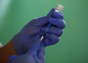 Fotografía de archivo de un trabajador de la salud que prepara una dosis de la vacuna Pfizer contra la covid-19. EFE/ Bienvenido Velasco