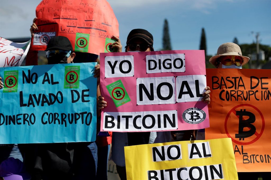 Salvadoreños salen a las calles para manifestarse en contra del bitcóin