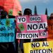 Ciudadanos protestan hoy en contra del uso del bitcóin como forma de pago, en San Salvador (El Salvador). EFE/Rodrigo Sura