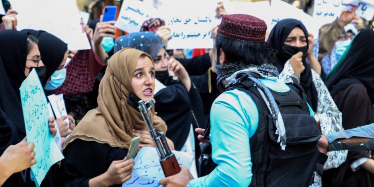 Los talibanes reprimen protestas en Afganistán en apoyo a la resistencia. Foto: EFE/EPA/STRINGER