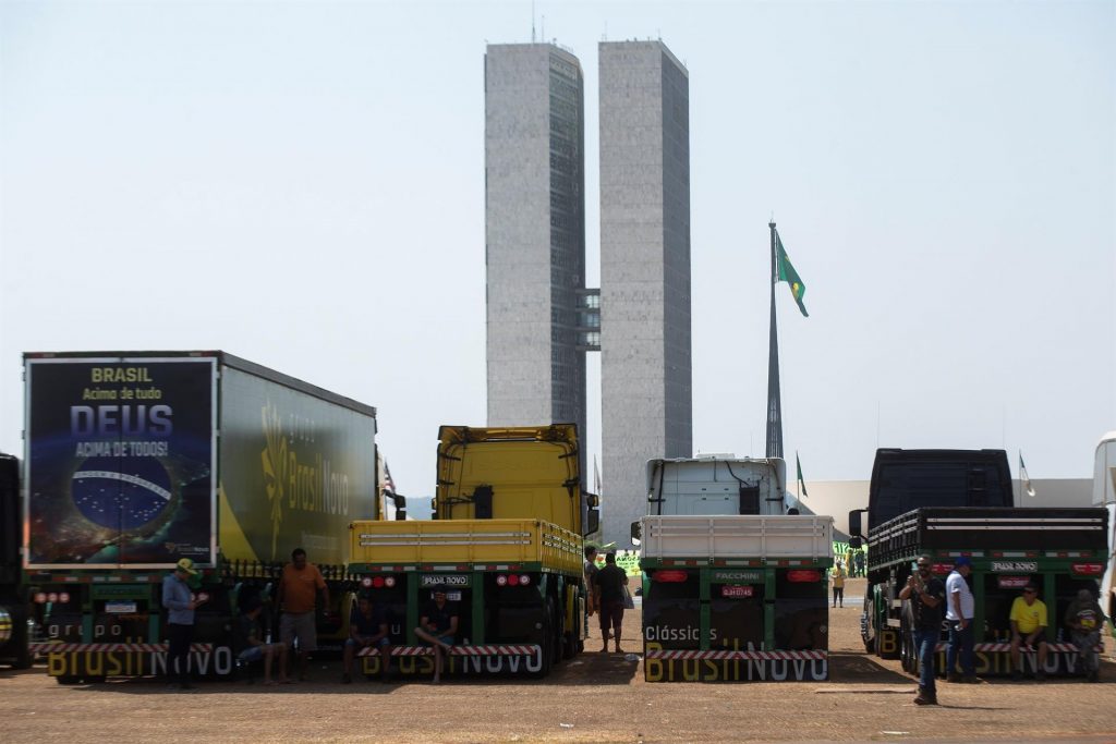 Grupos de camioneros bloquean la Explanada de Ministerios en apoyo al presidente de Brasil, Jair Bolsonaro, hoy, en Brasilia (Brasil). EFE/ Joédson Alves