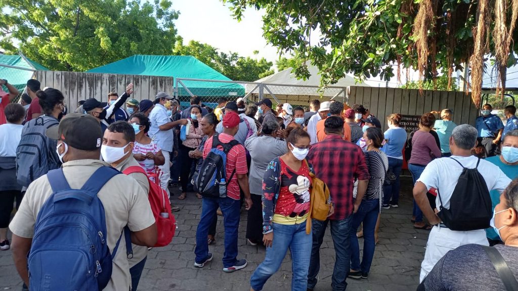Vacunas antiCOVID-19 en Granada fueron insuficientes. A las siete de la mañana estaban agotadas