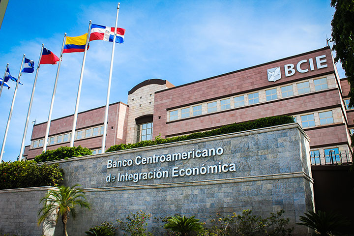 Nicaragüenses en el exilio exigen al BCIE que deje de financiar a la dictadura Ortega-Murillo. Foto: Internet.