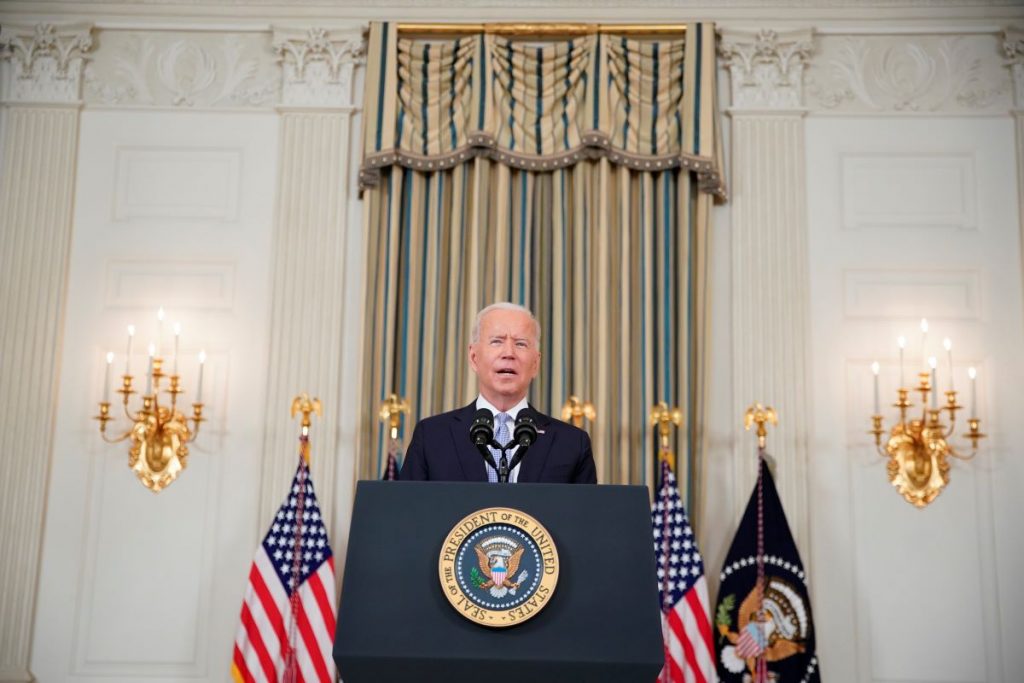 Biden asume la responsabilidad por el maltrato a los migrantes y promete consecuencias