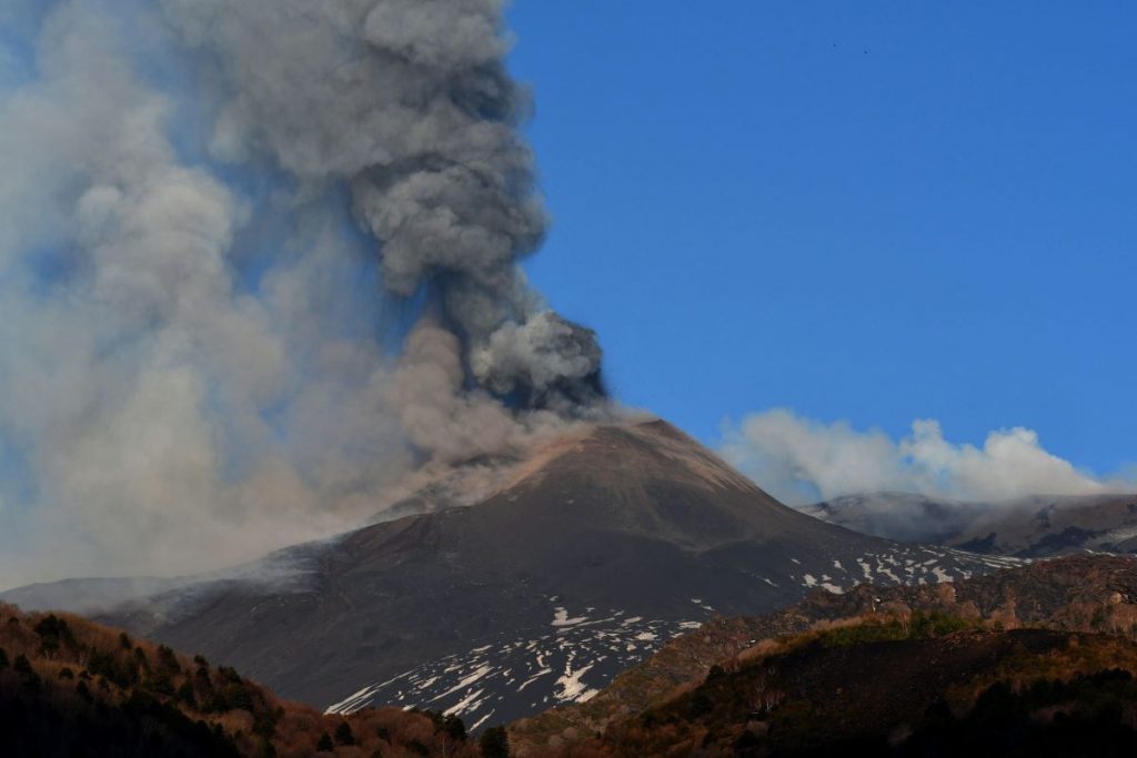 Erupción del volcán Etna mantiene en alerta a Italia
