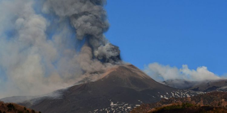 Nueva erupción del Etna, con emisión de cenizas y lava