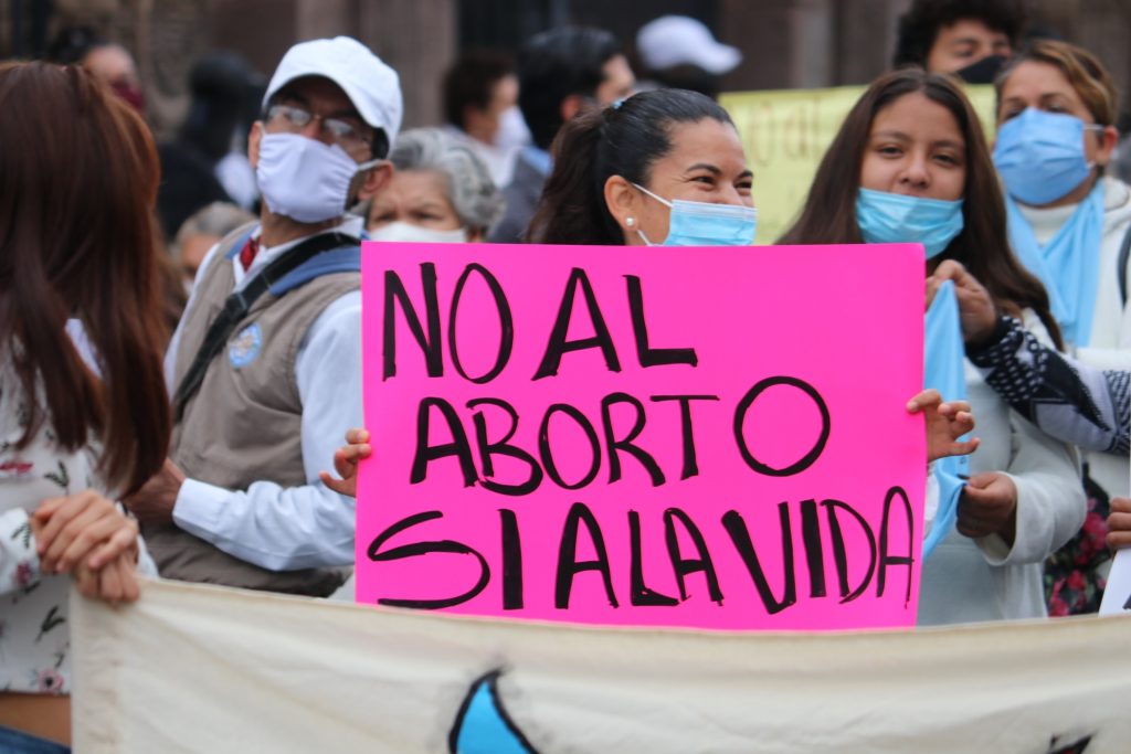 Grupos antiaborto se manifiestan en México contra fallo de la Suprema Corte