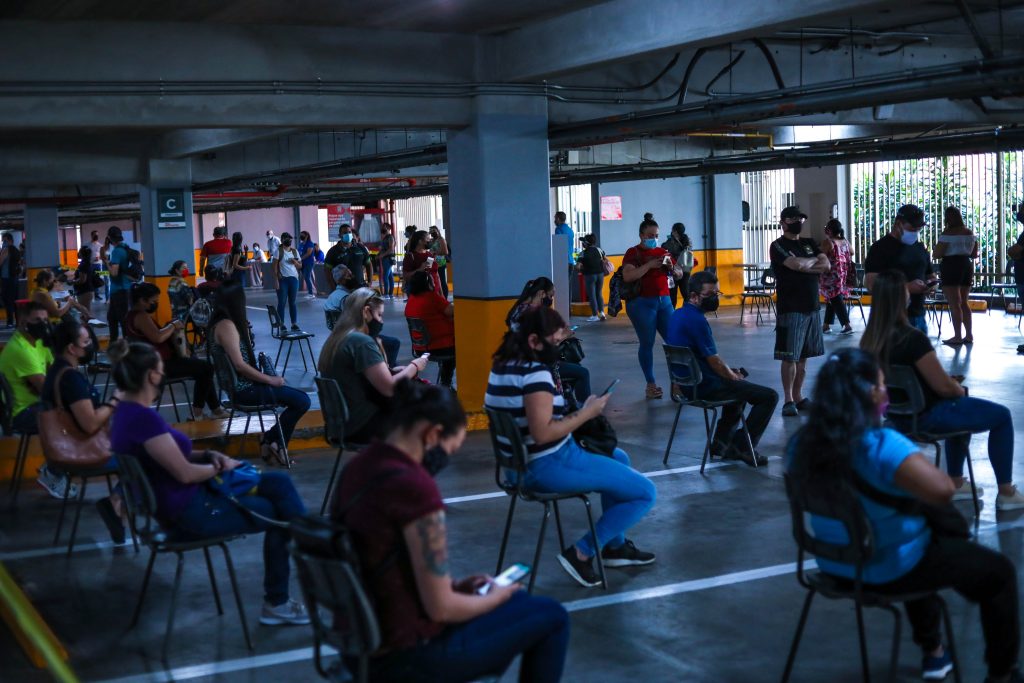 Migrantes llegan a los centros de vacunación contra la Covid19 en Costa Rica
