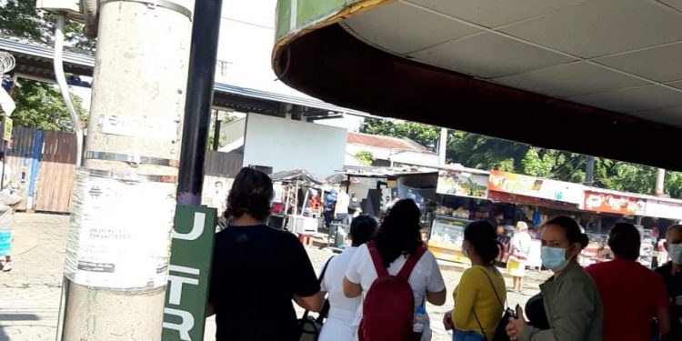 Familiares de víctimas de COVID-19 a espera que salgan los féretros del Alemán Nicaragüense. Foto: Artículo 66
