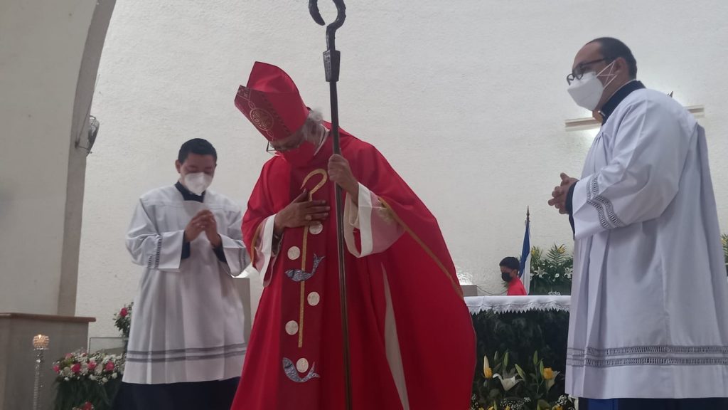 Cardenal Leopoldo Brenes sale del hospital luego de estar ingresado por COVID-19. Foto: Artículo 66 / Noel Miranda
