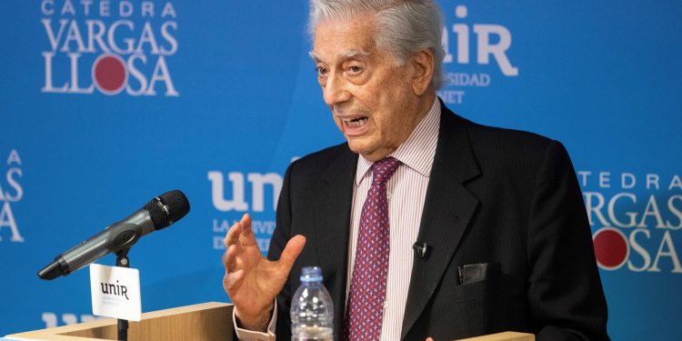 Mario Vargas Llosa revela que un abuso en su infancia le apartó de la religión. Foto: Artículo 66 / EFE