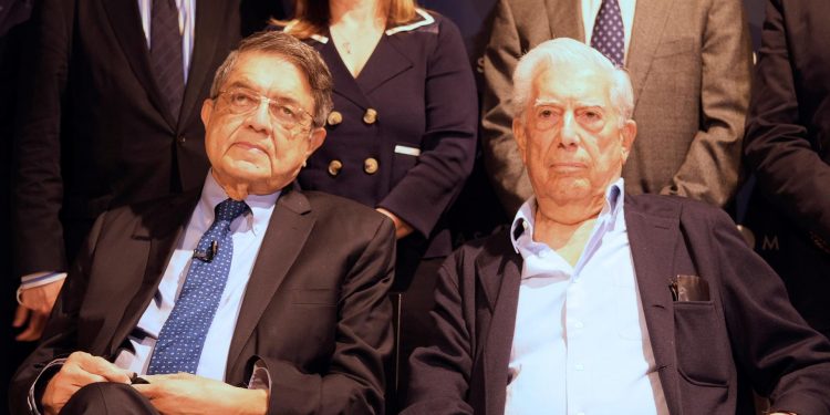 El premio Nobel de Literatura Mario Vargas Llosa y el escritor nicaragüense Sergio Ramírez, durante el primer encuentro de "Centroamérica Cuenta".  Foto: Artículo 66 / EFE/ Guillermo Azaba