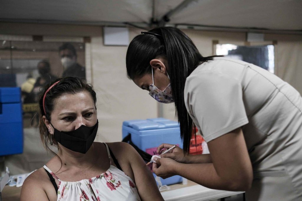 Migrantes y exiliados en Costa Rica se alistan para recibir vacuna contra el COVID-19