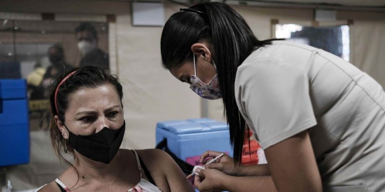 Exiliados en Costa Rica recuerdan los requisitos para aplicarse la vacuna contra el COVID-19. Foto: EFE / Archivo