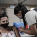 Exiliados en Costa Rica recuerdan los requisitos para aplicarse la vacuna contra el COVID-19. Foto: EFE / Archivo