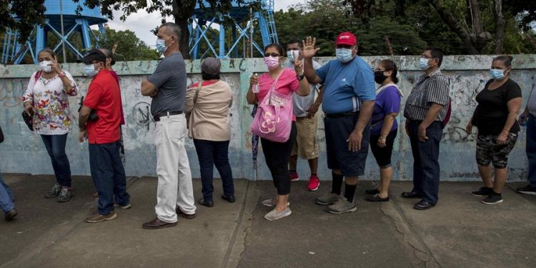 Largas filas para buscar la primera dosis de vacuna contra el COVID-19 en Nicaragua. Foto: Artículo 66 / EFE